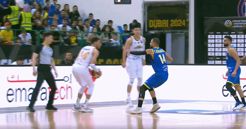 男篮亚冠小组赛：刘雁宇11分荒木经惟14+5+5半场辽宁32-65落后阿尔利雅得