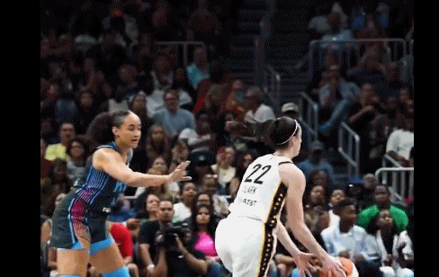 WNBA比赛战报：克拉克16+7 史密斯21+9 查尔斯拿下24分 狂热91-79梦想