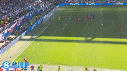 真的辛苦了！莱万多夫斯基干扰迈尼昂开球 两人发生身体接触后倒地